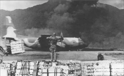 Геркулес под обстрелом Аэродром Кхесань 1968 г Сброс танка М551 - фото 53