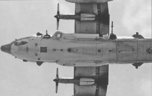 Ударный самолет MC130W в полете Расчет заряжает 105мм гаубицу на борту - фото 73