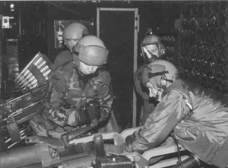 Расчет заряжает 105мм гаубицу на борту АС130Н В 1976 г отличились С130Н из - фото 74