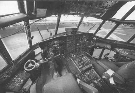 Рабочие места летчиков самолета С130Н Стеклянная кабина самолета C130J - фото 80
