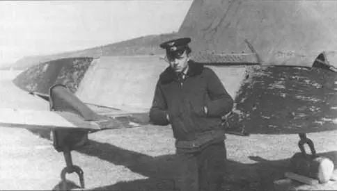 Ст лт ВВ Мигунов возле буксируемой мишени ПМЗЖ 1959 г Кн ВВ - фото 95