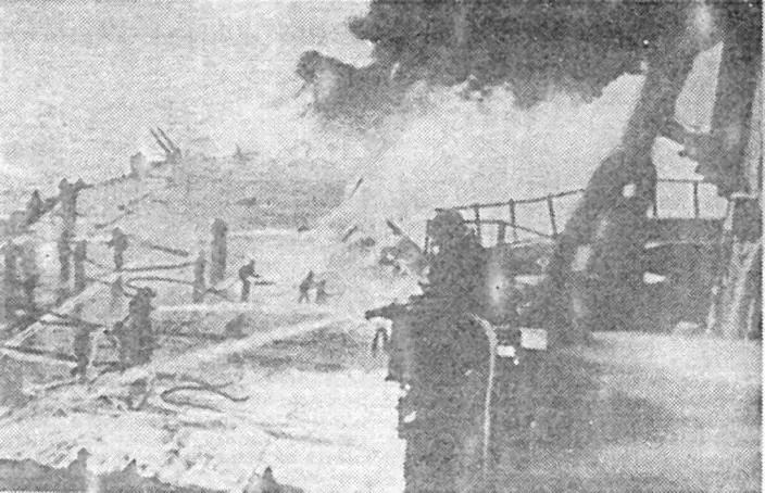 Пожар на палубе Saratoga вызванный попаданием самолетов камикадзе - фото 83