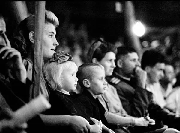 СССР Украина Киев 1947 Представление начали акробаты Мы заметили что - фото 14