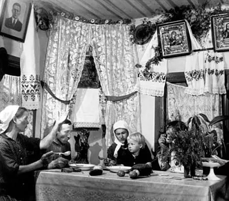 СССР Украина Август 1947 Семья колхозников во время обеда Мать семейства - фото 24