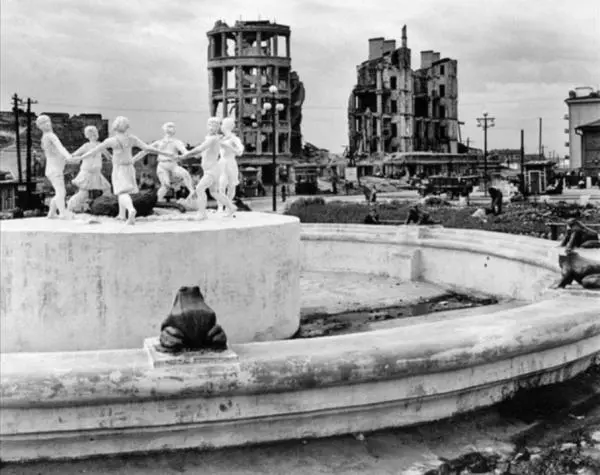 СССР Сталинград 1947 Мы подумали о том сколько же еще существует на свете - фото 37