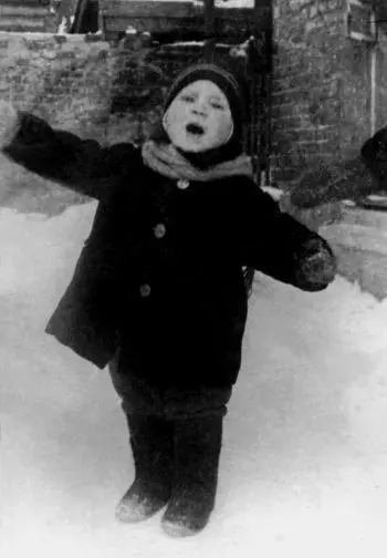 Володя Высоцкий во дворе дома на Первой Мещанской в конце 1940 С отцом - фото 2