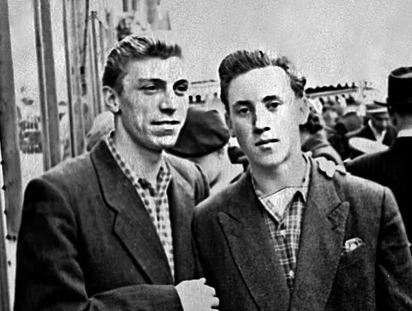 С одноклассником Игорем Кохановским 1955 10 класс Высоцкий и Кохановский в - фото 6