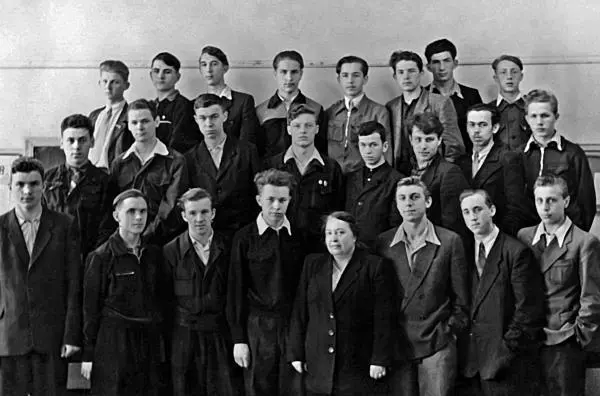 10 класс Высоцкий и Кохановский в нижнем ряду второй и третий справа 1955 С - фото 7
