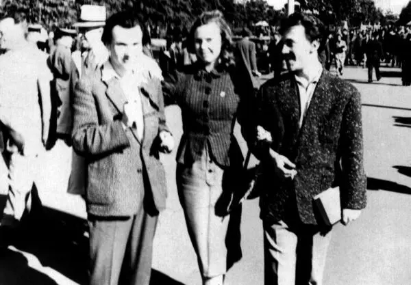 С Изой Высоцкой и Юрием Ершовым Москва 1959 В студенческом спектакле - фото 10