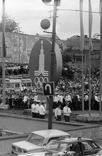 Таганская площадь в день похорон В Высоцкого 28 июля 1980 Фото А Стернина - фото 52
