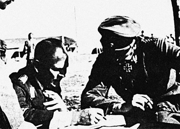 Генералполковник авиации фон Рихтгофен и командир Мертвой головы Кеплер на - фото 21