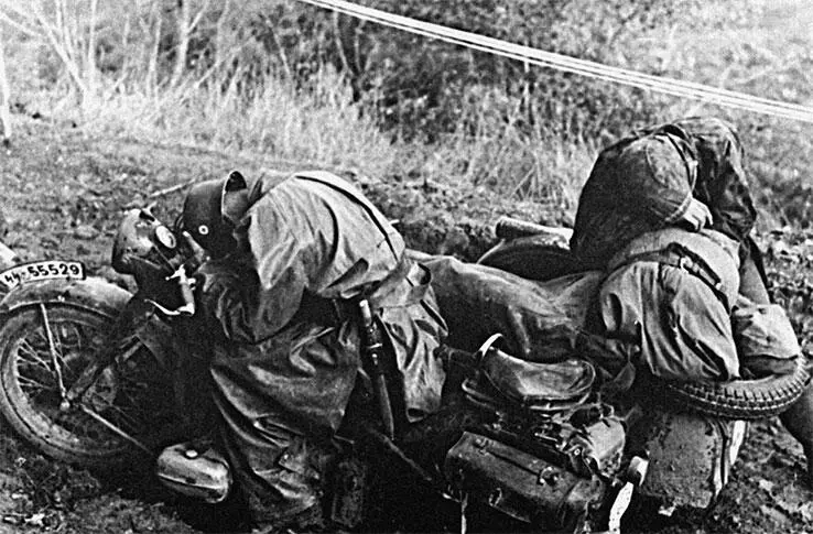 17 октября 1941 года Мотострелковый батальон ожидает приказ на дороге Новое - фото 36