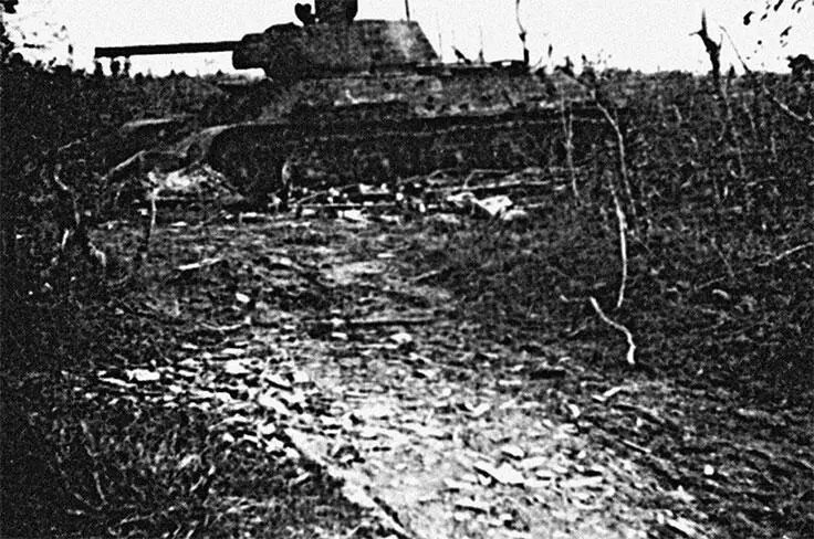17 октября 1941 года Подбитый танк Т34 около д Кирилловщина А вот что пишет - фото 37