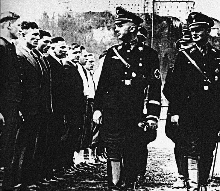 Гиммлер перед строем кандидатов в СС Октябрь 1932 г Жертвы подразделения - фото 4