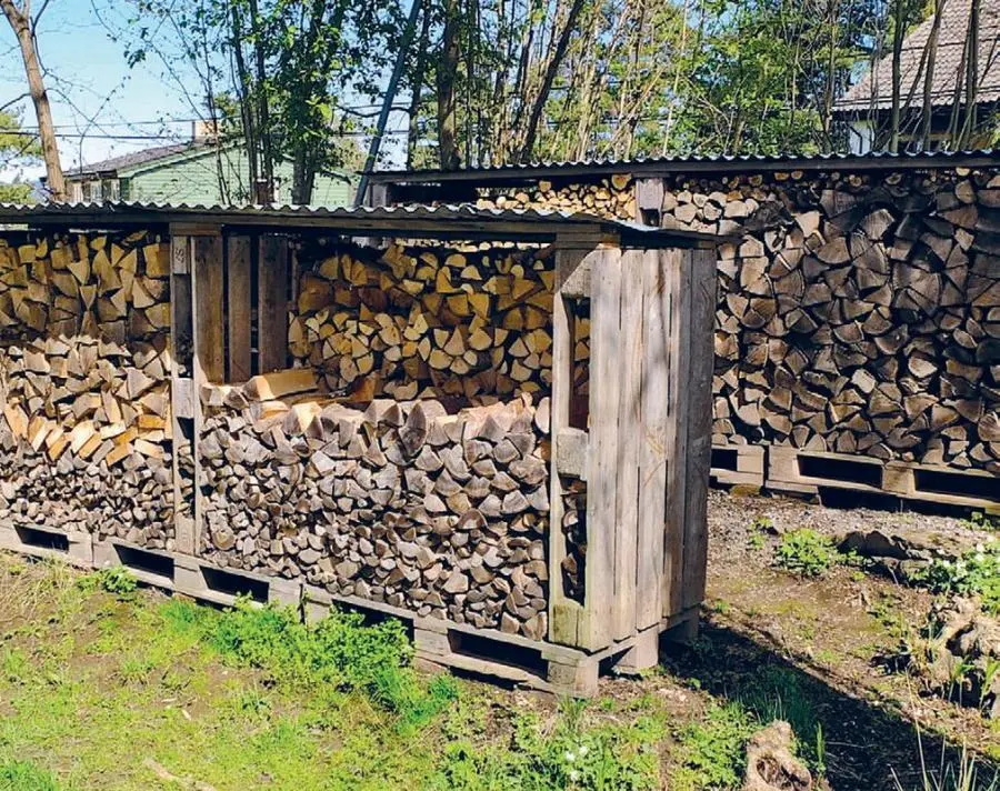 Сарай имеет разделительную стенку и четыре отделения Передняя сторона имеет - фото 52
