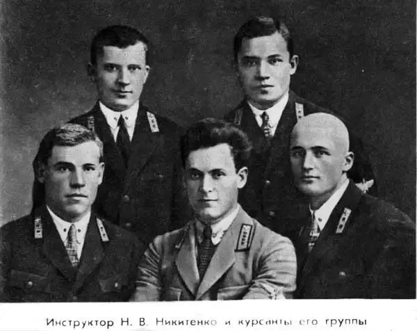 Инструктор Н В Никитенко и курсанты его группы После Авро504К осваивали - фото 20