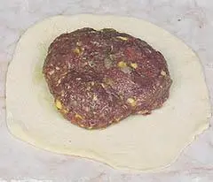 Мясо и лук пропустите через мясорубку добавьте соль и перец по вкусу Если - фото 580
