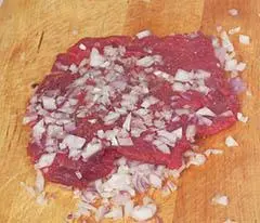 Нарежьте мясо порционными кусками слегка отбейте посолите и поперчите Лук - фото 350
