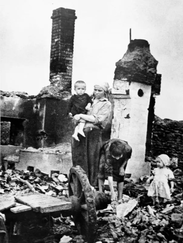 Таня выскочила вся черная волосы были в гари но сама она была жива и - фото 9