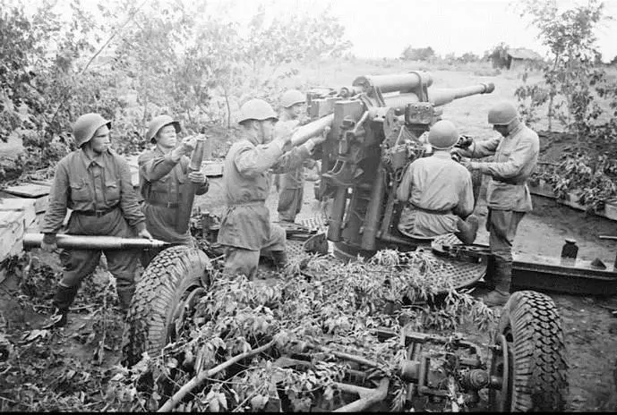 Огонь и снаряд летел во врага в танки противника А в голове Николая - фото 19