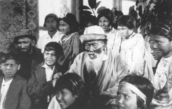 Джамбул среди учеников школыинтерната в АлмаАте Конец 1930х годов - фото 15