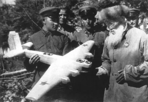 Фотография начала 1940х годов Джамбул и певица Дина Нурпеисова - фото 20
