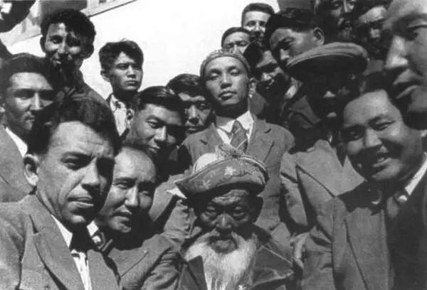 Джамбул и писатели Казахстана Джамбул среди строителей Турксиба - фото 22