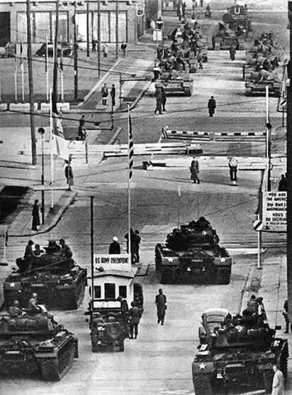 Противостояние в дни Берлинского кризиса 1961 года Снимок сделан со стороны - фото 46