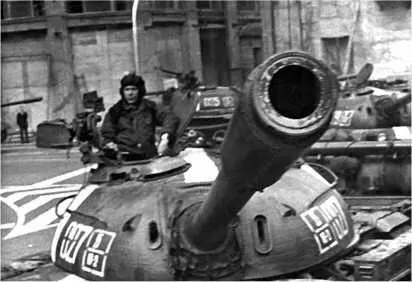 Танк Т54А на одной из площадей Праги Август 1968 года Пражане осматривают - фото 47