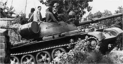 Индийский Т55 выдвигается к линии фронта Индопакистанский конфликт 1971 - фото 72