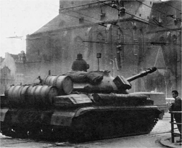 Танки Т10М на площади Республики в г Пльзень Чехословакия август 1968 года - фото 122