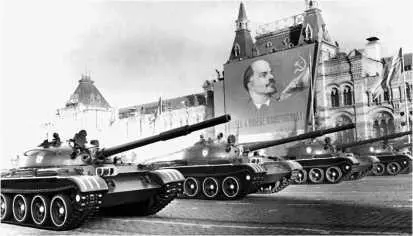 Танки Т62 впервые приняли участие в параде на Красной площади 7 ноября 1967 - фото 125