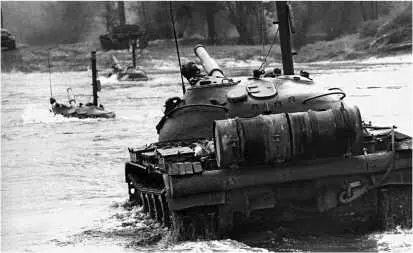 Танки Т62 форсируют р Одру во время учений Польша октябрь 1969 года - фото 129