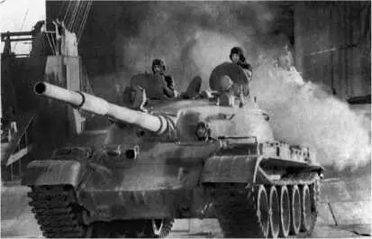 Танки Т62 9й сирийской танковой дивизии выгружаются в саудовском порту Янбу - фото 149