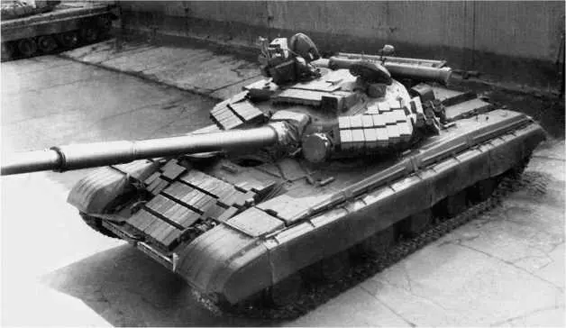 Основной танк Т64Б с установленным КДЗ В кормовой части башни был - фото 160