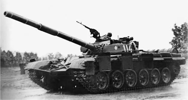 Танк Т72 с бортовыми экранами развернутыми в боевое положение Первый - фото 170