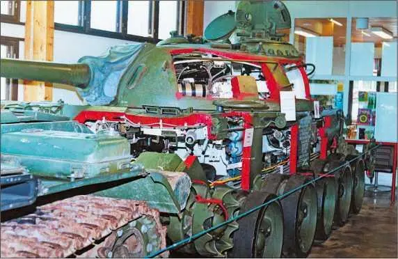Учебный так называемый разрезной танк Т54 демонстрируется в финском - фото 275