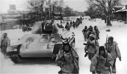Советские войска вступают в освобожденный город Клин Декабрь 1941 года - фото 33