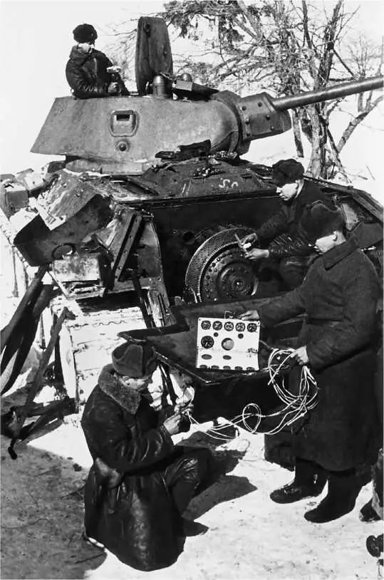 Ремонт танка Т34 в полевых условиях Западный фронт ноябрь 1941 года По - фото 37