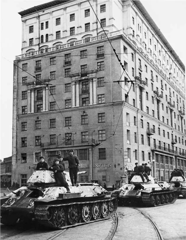 Танки Т34 производства СТЗ на ул Горького в Москве 1942 год Тем временем - фото 44