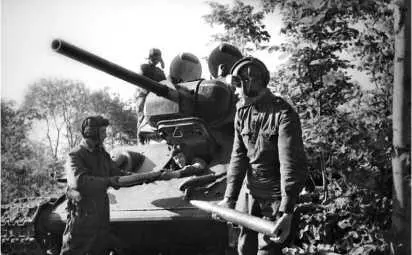 Загрузка боеприпасов в танк Воронежский фронт 1943 год Танк Т34 из - фото 72
