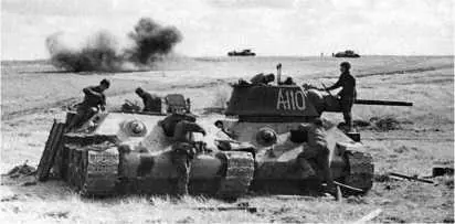 Ремонтники восстанавливают подбитый танк Курская дуга июль 1943 года В - фото 77