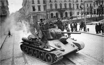 Танки Т34 проходят по улицам города Черновицы 1й Украинский фронт 1944 год - фото 101