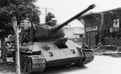 Танк Т3485 в одном из румынских городов 1944 год В феврале марте 1944 - фото 102