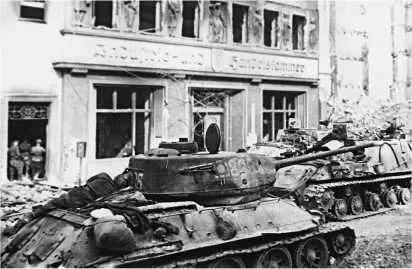 Берлин взят Танк Т3485 и тяжелые САУ И СУ Вражеским огнем с бортов - фото 118