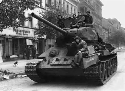 Танк Т3485 выпуска 1945 года на улице Берлина Май 1945 года Завершая - фото 119
