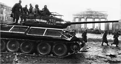 Т3485 у Бранденбургских ворот Берлин май 1945 года Тягач Т34Т на улице - фото 120