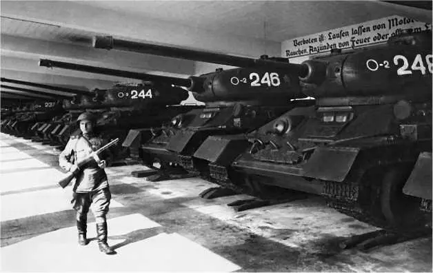 Тридцатьчетверки в бывшем немецком парке Германия август 1946 года Вот - фото 127