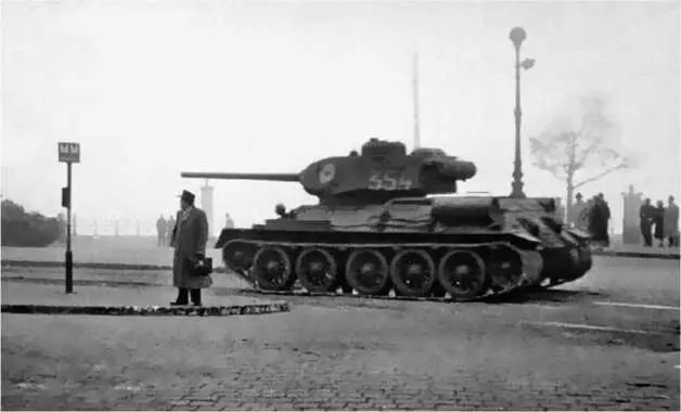 Танки Т3485 одной из частей Советской Армии на улице Будапешта Ноябрь 1956 - фото 147