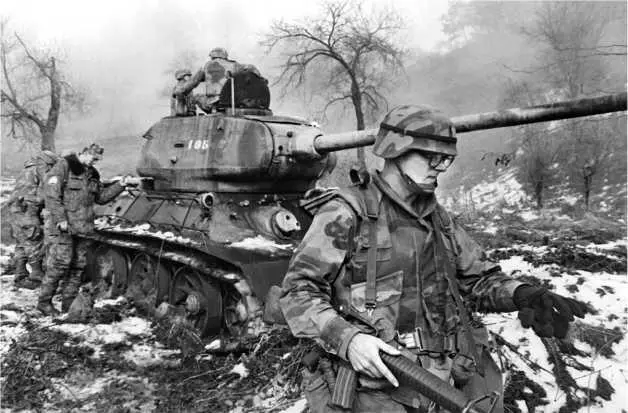 Российские и американские военнослужащие из состава международных сил по - фото 150